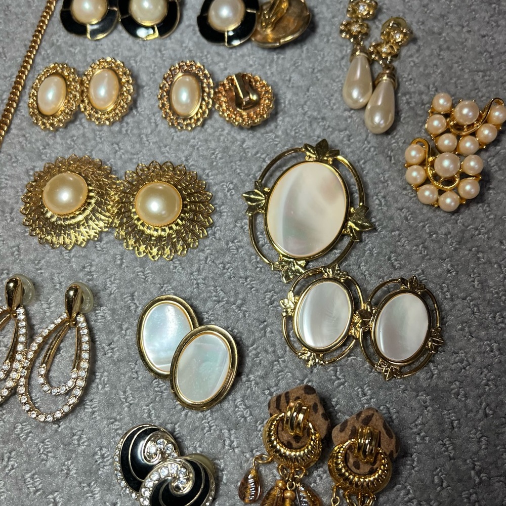 Vintage Jewely Monet Lady Remington Gold Pearl white black Lot earrings brooch
